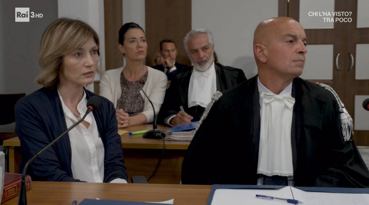 Un posto al sole, anticipazioni 19 settembre: Roberto vuole che Lara cambi la sua deposizione