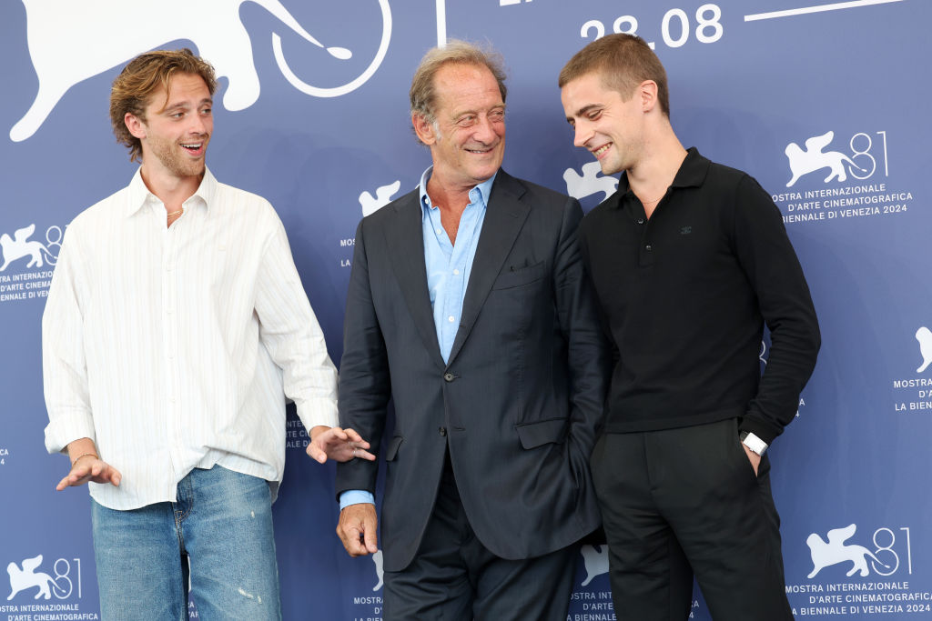 A Venezia 81 si è tenuta la cerimonia di premiazione del Leoncino d'Oro, premiati Il francese "Jouer avec le feu" (The Quiet Son) di Delphine e Muriel Coulin e l'italiano Familia di Francesco Costabile.