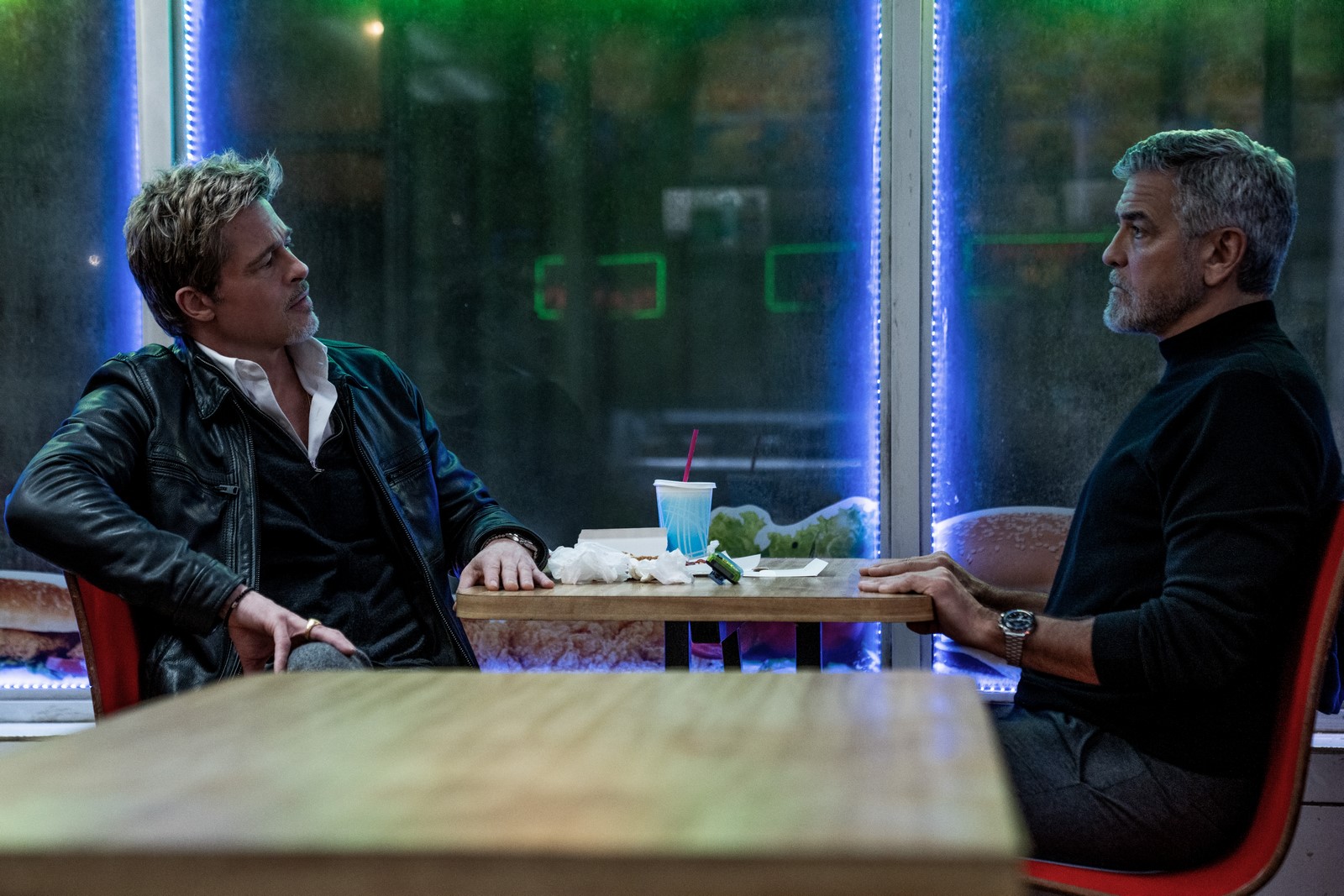 Recensione e tutto quello che c'è da sapere su "Wolfs - Lupi solitari", il film su Apple TV di Jon Watts con protagonisti George Clooney e Brad Pitt.