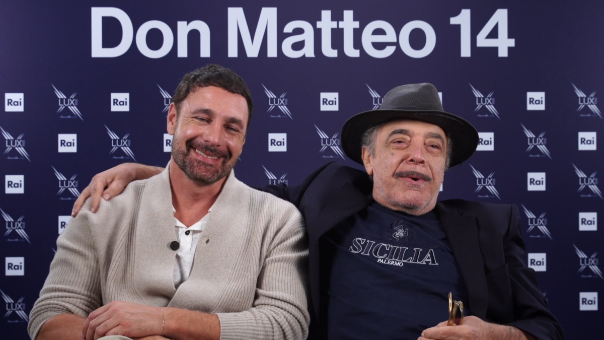 Don Matteo 14, Raoul Bova e Nino Frassica pronti alla nuova stagione: “Ci sono uscite e nuovi ingressi, come nella vita e nelle famiglie”
