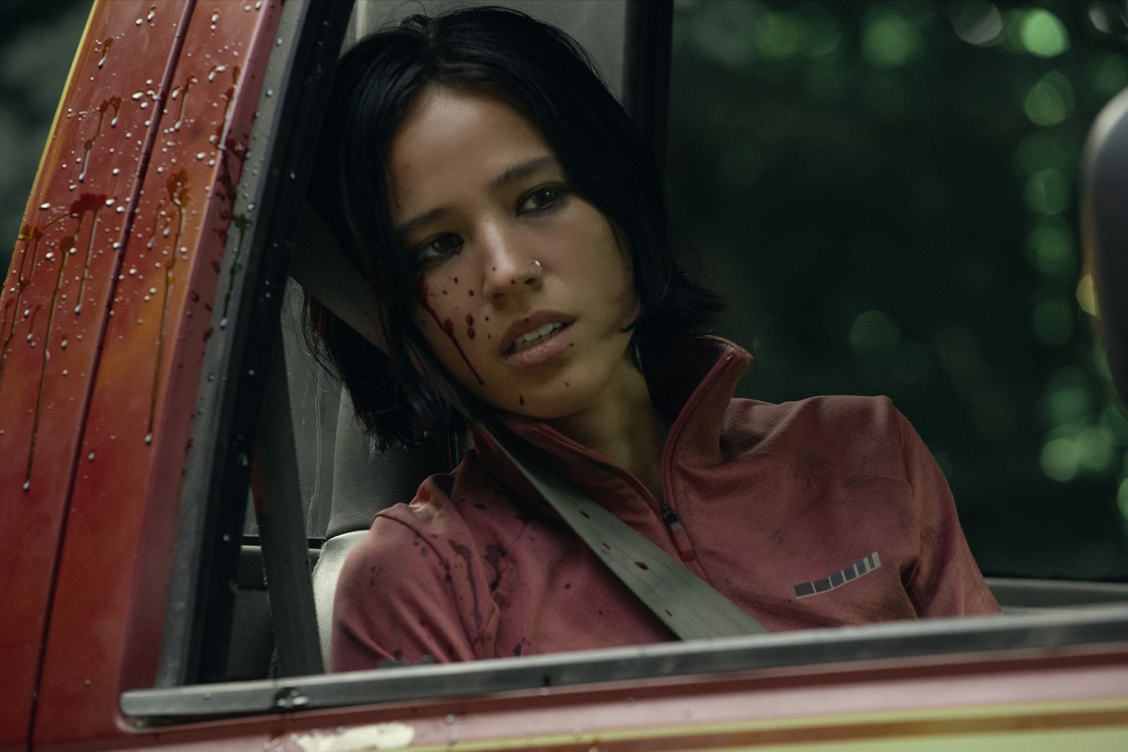 Recensione e tutto quello che c'è da sapere su "Don't Move", il film thriller diretto da Adam Schindler & Brian Netto, prodotto da Sam Raimi e interpretato da Kelsey Asbille e Finn Wittrock.