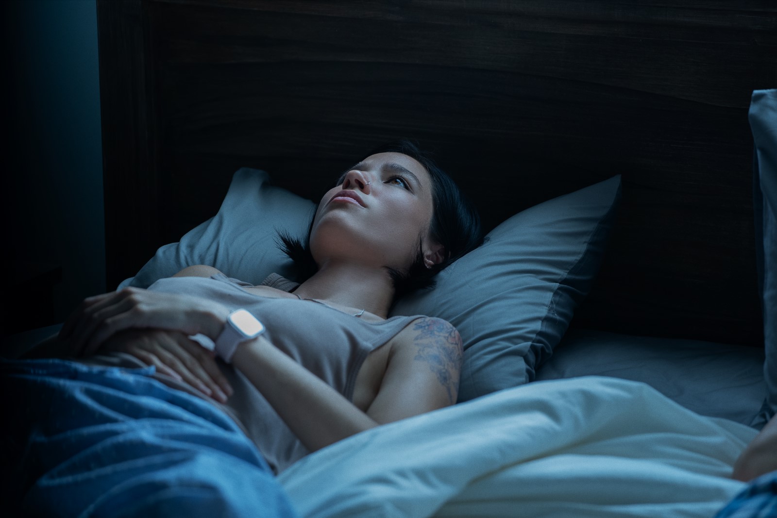 Recensione e tutto quello che c'è da sapere su "Don't Move", il film thriller diretto da Adam Schindler & Brian Netto, prodotto da Sam Raimi e interpretato da Kelsey Asbille e Finn Wittrock.