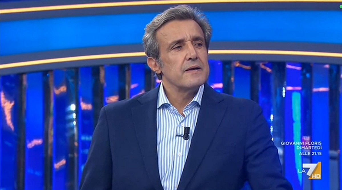 Famiglie d’Italia, Flavio Insinna: inizio a suon di dissing! Prima, battute su Matteo Salvini e poi frecciatina a DAZN