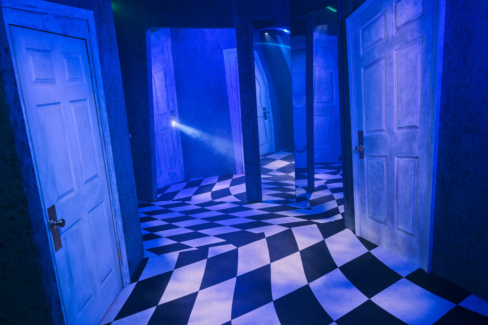 Halloween si avvicina e quale migliore occasione per proporvi con Airbnb una viaggio nel mondo ormai iconico del Beetlejuice di Tim Burton recentemente tornato al cinema con Beetlejuice 2.