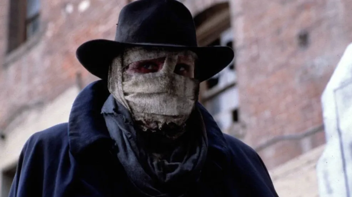 Recensione per Halloween e tutto quello che c'è da sapere di "Darkman", il cult action-horror di Sam Raimi con Liam Neeson, Frances McDormand, Colin Friels e Larry Drake.
