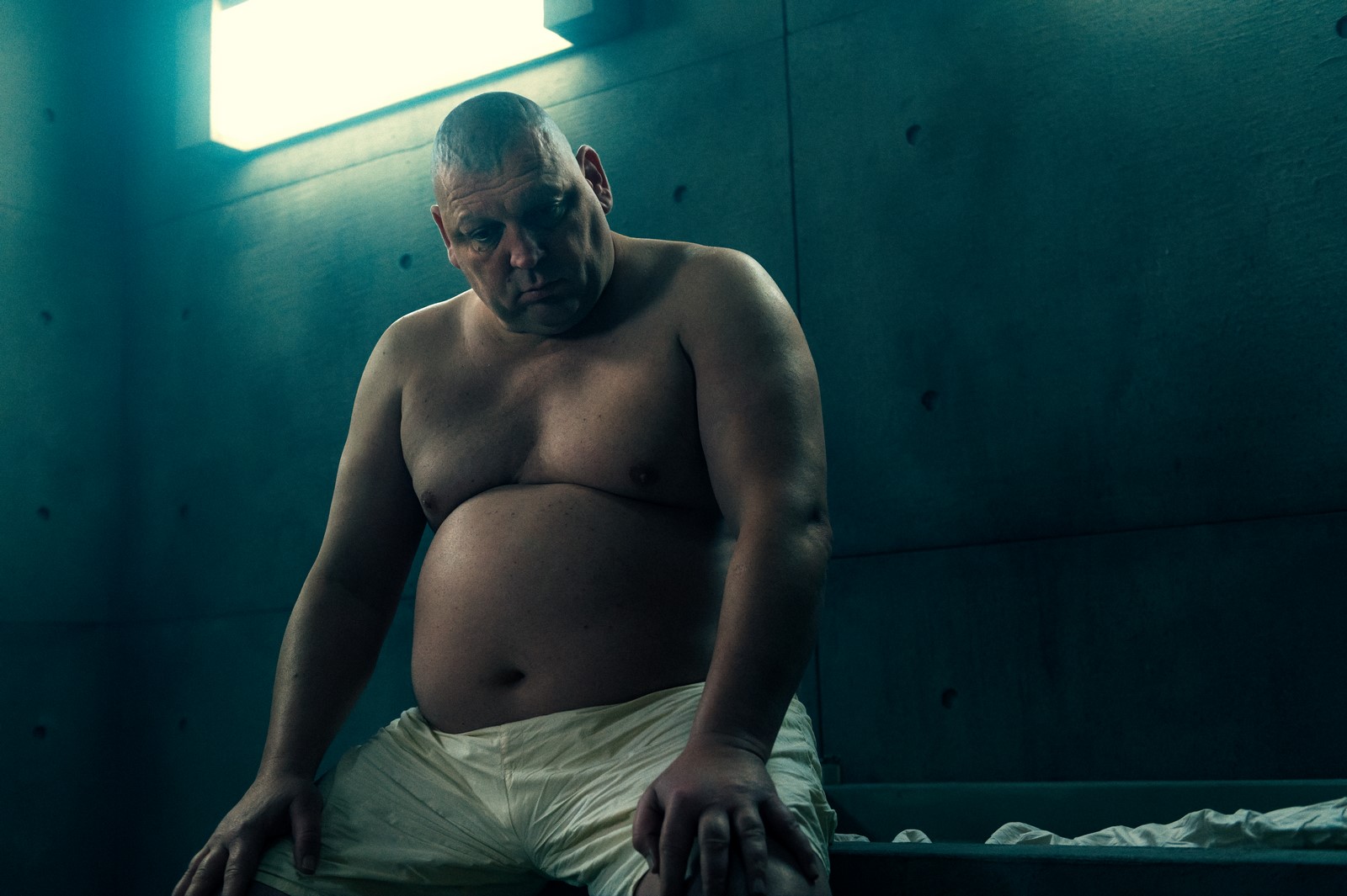 Recensione, ipotesi sul finale e tutto quello che c'è da sapere sul film di Netflix diretto da Galder Gaztelu-Urrutia e interpretato da Milena Smit, Natalia Tena e Hovik Keuchkerian.
