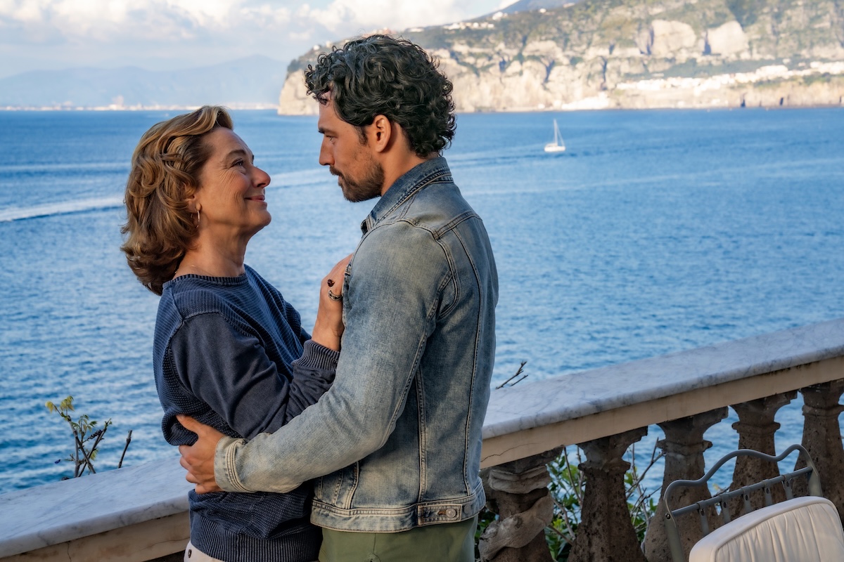Inganno Netflix, recensione: una serie per adulti, tra sospetto e pregiudizio (e un retrogusto di fiction Ares)