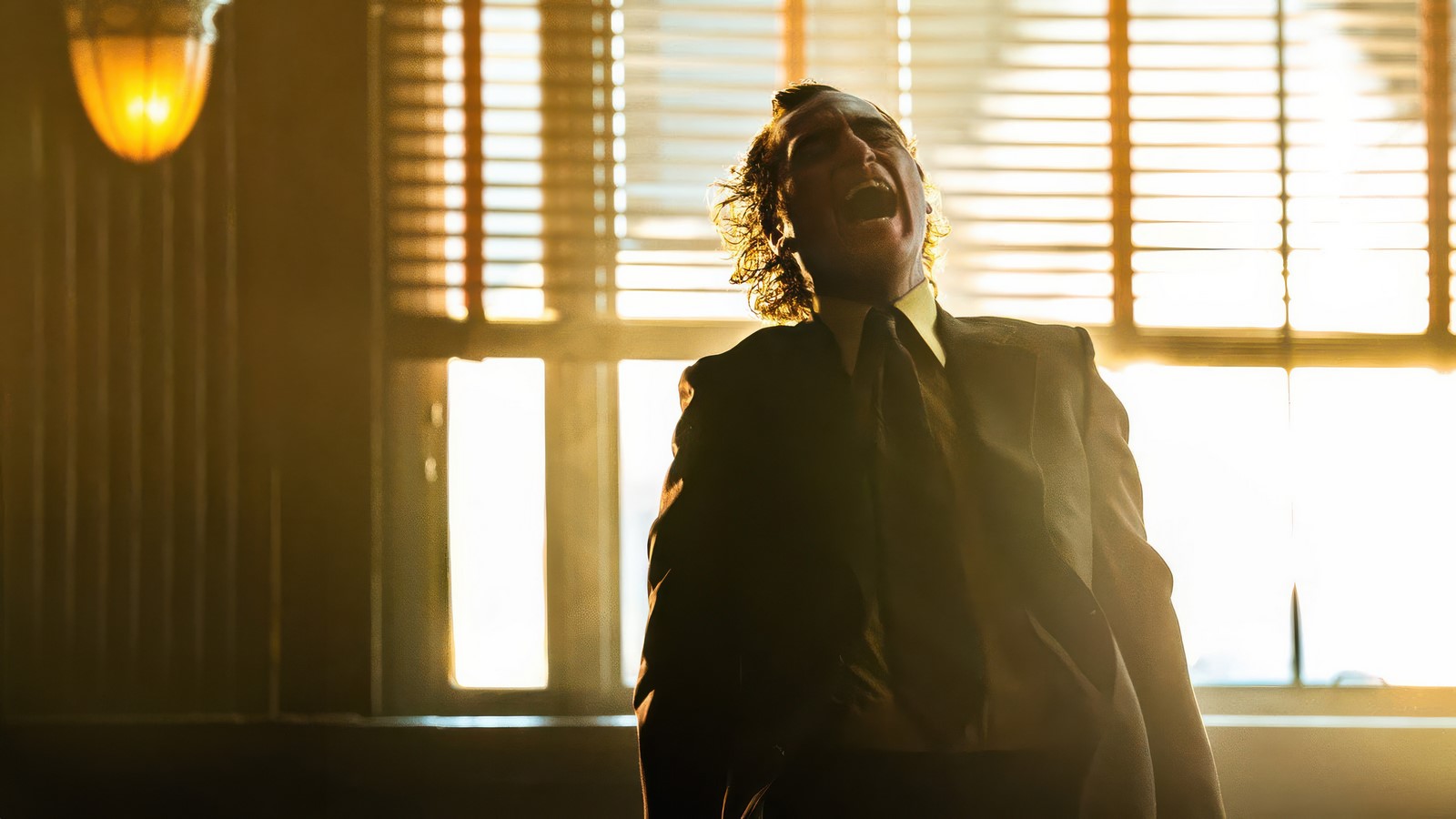 Struggente parabola di un antieroe mancato nel sequel Joker Folie à Deux (Joker 2) di Todd Phillips con Joaquin Phoenix e Lady Gaga - Al cinema con Warner Bros. Pictures Italia.