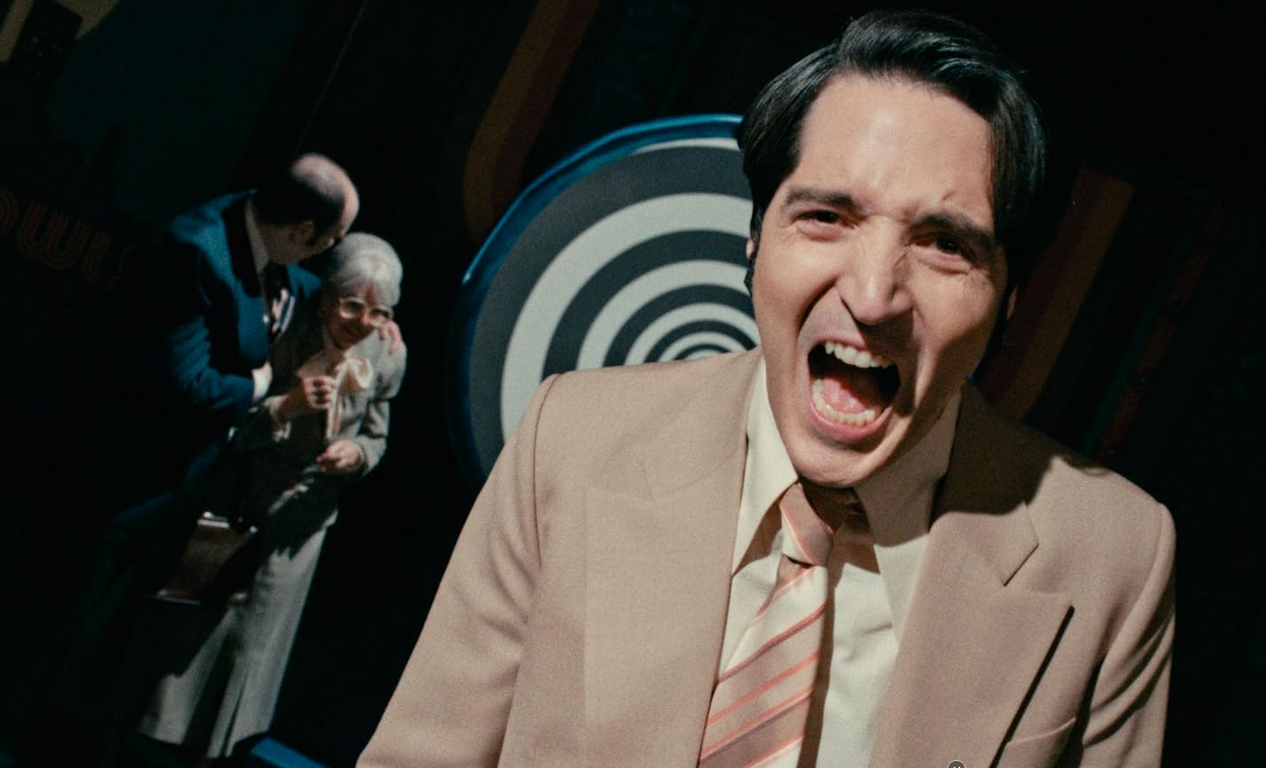 Recensione e tutto quello che c'è da sapere su "Late Night with the Devil: In onda con il diavolo", il film horror di Appel TV+ diretto daI Cairnes Brothers e con protagonista David Dastmalchian.