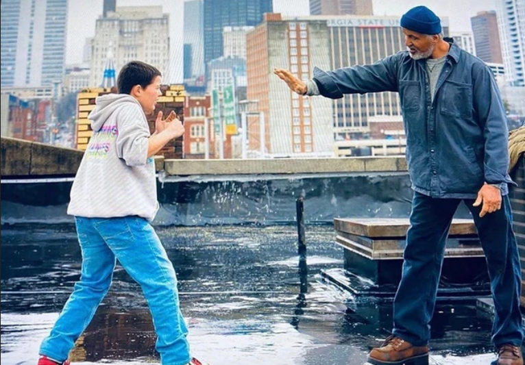 Rai 4 stasera "Samaritan", dramma con supereroi del 2023 di Julius Avery con Sylvester Stallone, Javon "Wanna" Walton, Martin Starr, Pilou Asbæk, Dascha Polanco e Moisés Arias.