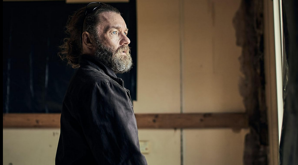 Su Rai 3 The Stranger, il thriller australiano basato su una storia vera diretto da Thomas M. Wright e interpretato da Joel Edgerton, Sean Harris, Jada Alberts, Kate Rylett, Cormac Wright.