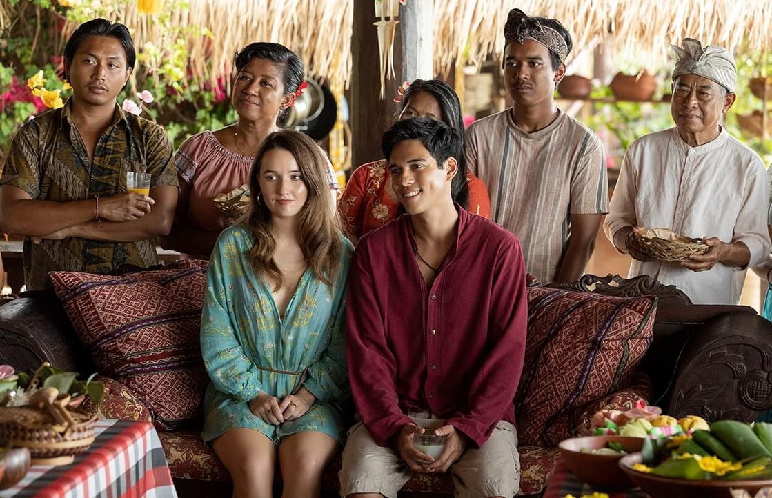Su Canale 5 la commedia romantica Ticket to Paradise di Ol Parker, interpretata dai premi Oscar George Clooney e Julia Roberts con Kaitlyn Dever, Maxime Bouttier, Billie Lourd e Lucas Bravo.