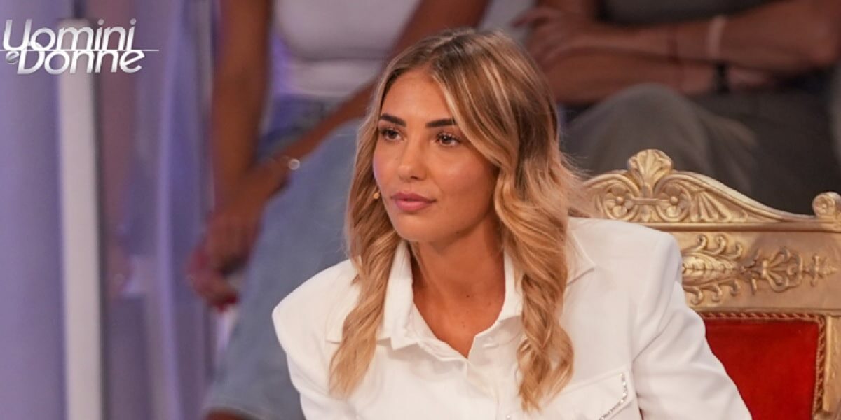 Uomini e Donne, puntata 19 novembre 2024: Alessio bacia Serena e Genny si elimina