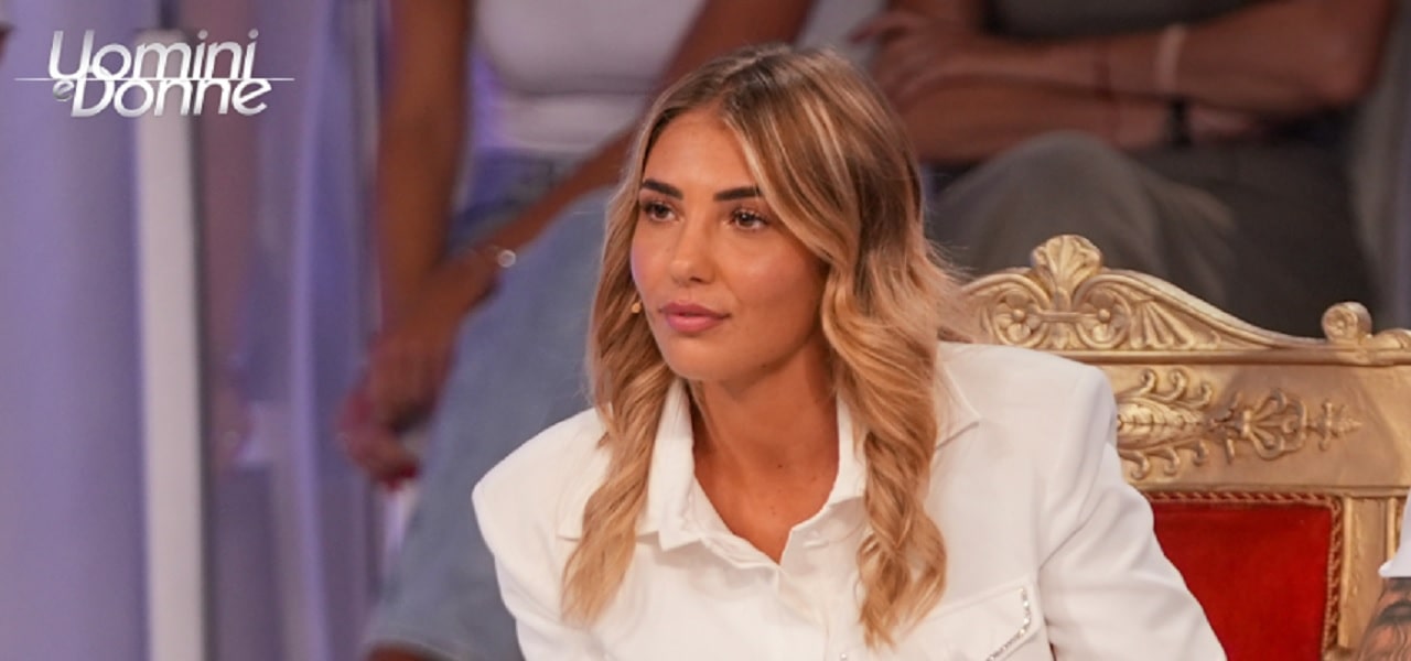 Uomini e Donne, puntata 19 novembre 2024: Alessio bacia Serena e Genny si elimina