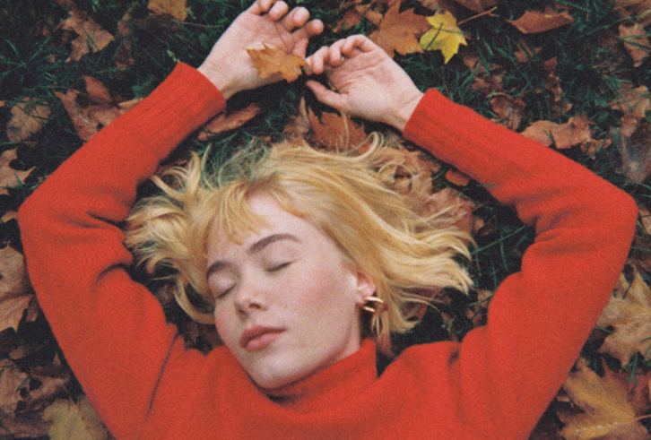 We fell in love in october, Girl in red: testo, traduzione in italiano e significato della canzone