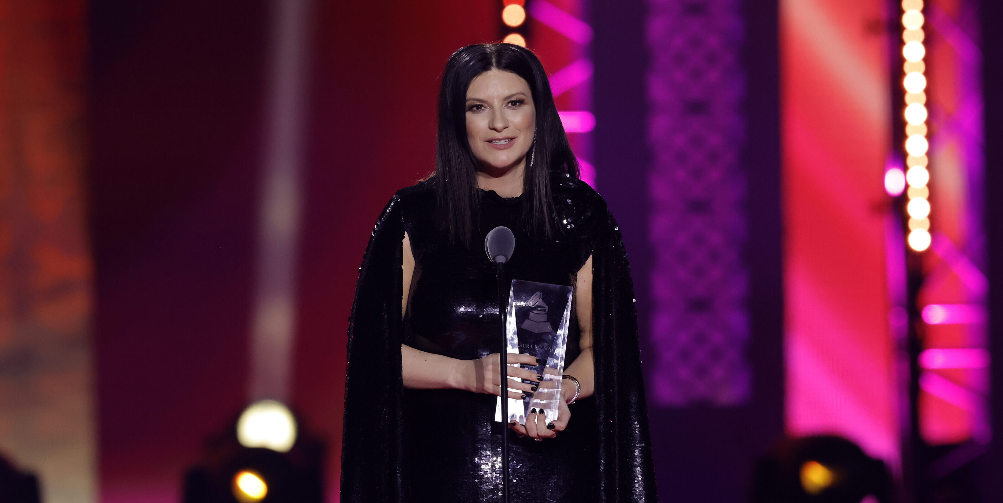 Laura Pausini a Verissimo domenica 1 dicembre 2024 (e dalle 19 il docu-concerto “Laura 30 World Tour” su Mediaset Infinity)