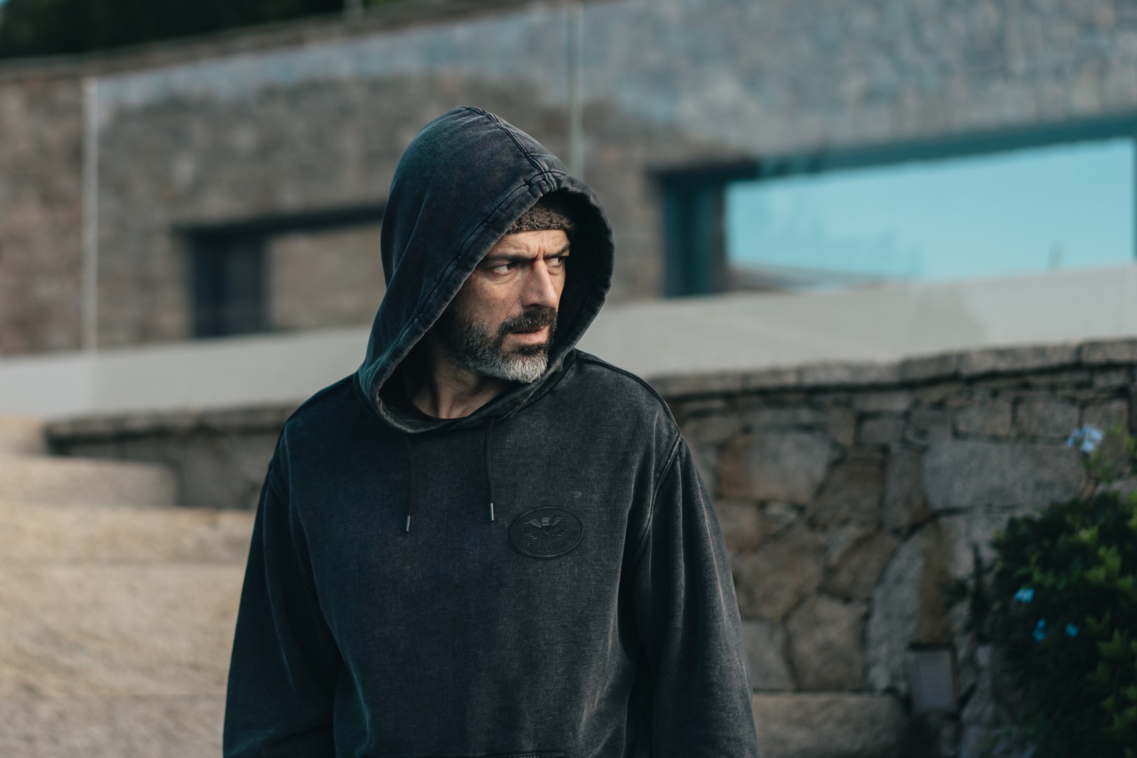 Recensione e tutto quello che c'è da sapere su "La coda del diavolo", il film d'azione Sky Exclusive di Domenico de Feudis con Luca Argentero, Cristiana Dell’Anna e Francesco Acquaroli