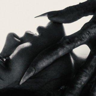 Prima clip, nuovo poster, merchandise ufficiali e dettagli sull'aspetto del vampiro Orlok di Bill Skarsgård nel remake Nosferatu di Robert Eggers, al cinema dal 1° gennaio 2025 con Universal Pictures italia.