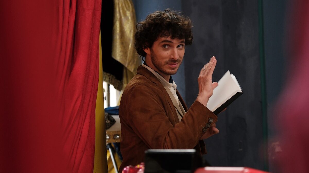 Questione di stoffa, la recensione del film-tv: Spollon diventa protagonista in una comedy integenerazionale e si conferma talento da tenere d’occhio