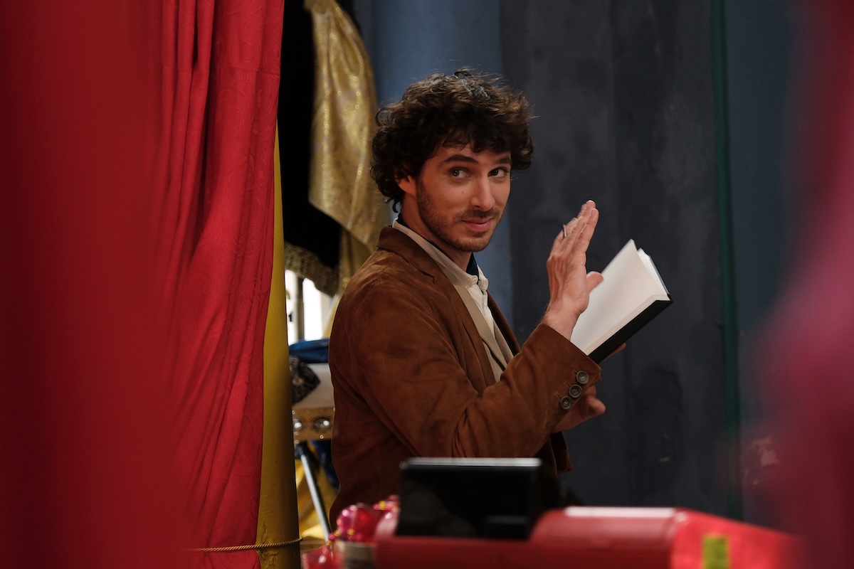Questione di stoffa, la recensione del film-tv: Spollon diventa protagonista in una comedy integenerazionale e si conferma talento da tenere d’occhio