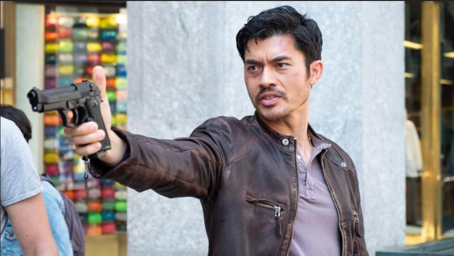 Italia Uno stasera propone "Assassin Club", thriller d'azione del 2023 di Camille Delamarre con Henry Golding, Daniela Melchior, Sam Neill e Noomi Rapace.