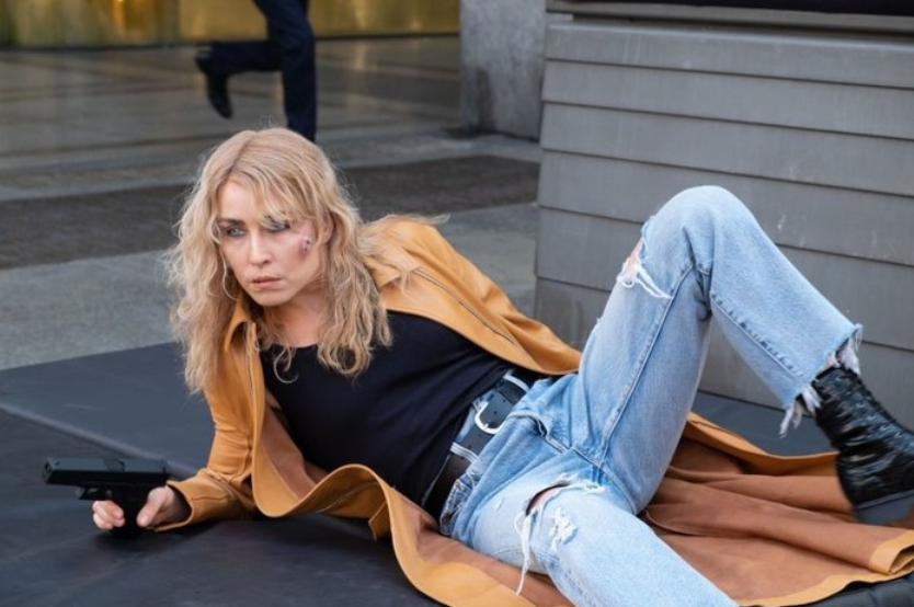 Italia Uno stasera propone "Assassin Club", thriller d'azione del 2023 di Camille Delamarre con Henry Golding, Daniela Melchior, Sam Neill e Noomi Rapace.