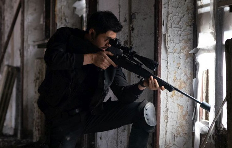 Italia Uno stasera propone "Assassin Club", thriller d'azione del 2023 di Camille Delamarre con Henry Golding, Daniela Melchior, Sam Neill e Noomi Rapace.