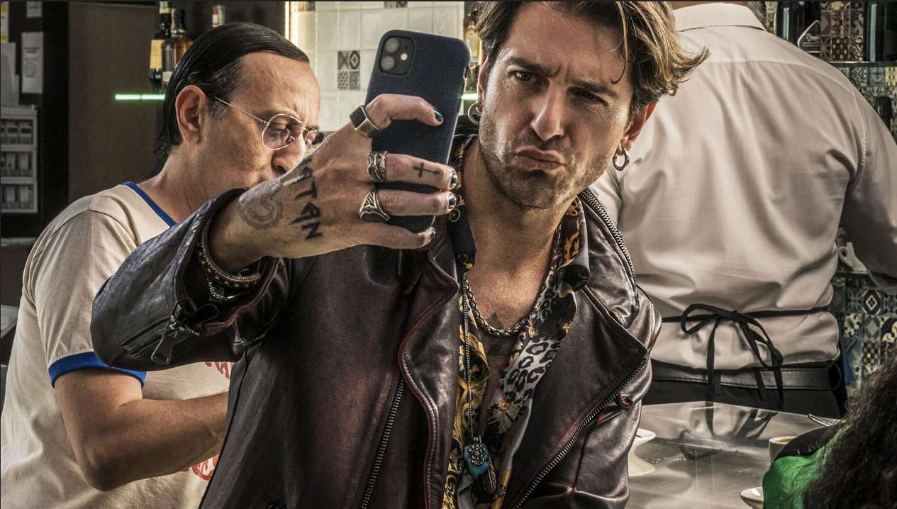 In TV su Rai Due "Falla girare", commedia d'azione del 2022 di Giampaolo Morelli con Giampaolo Morelli, Laura Adriani, Ciro Priello, Fabio Balsamo, Giovanni Esposito, Michele Placido e Leopoldo Mastelloni.