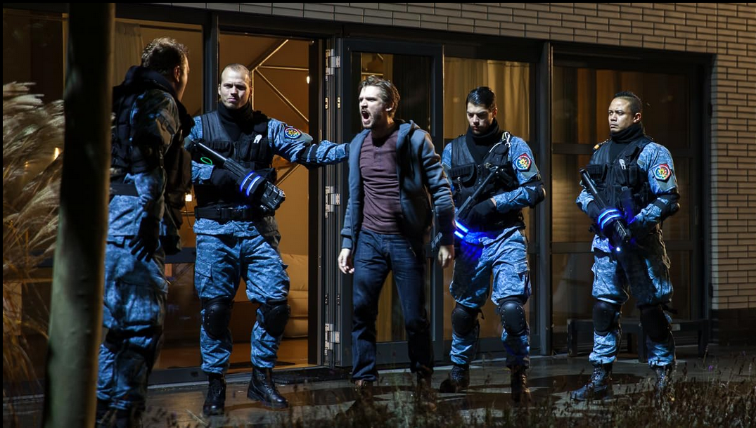 Rai 4 stasera propone "Kill Switch", il thriller d'azione fantascientifico del 2017 diretto da Tim Smit e interpretato da Dan Stevens, Bérénice Marlohe, Tygo Gernandt e Charity Wakefield