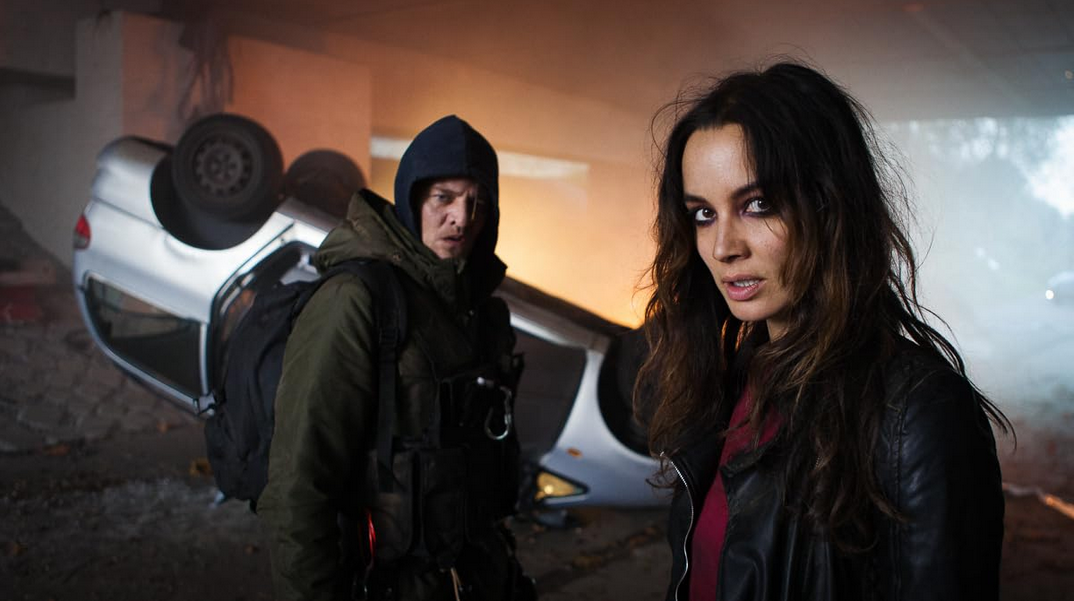 Rai 4 stasera propone "Kill Switch", il thriller d'azione fantascientifico del 2017 diretto da Tim Smit e interpretato da Dan Stevens, Bérénice Marlohe, Tygo Gernandt e Charity Wakefield
