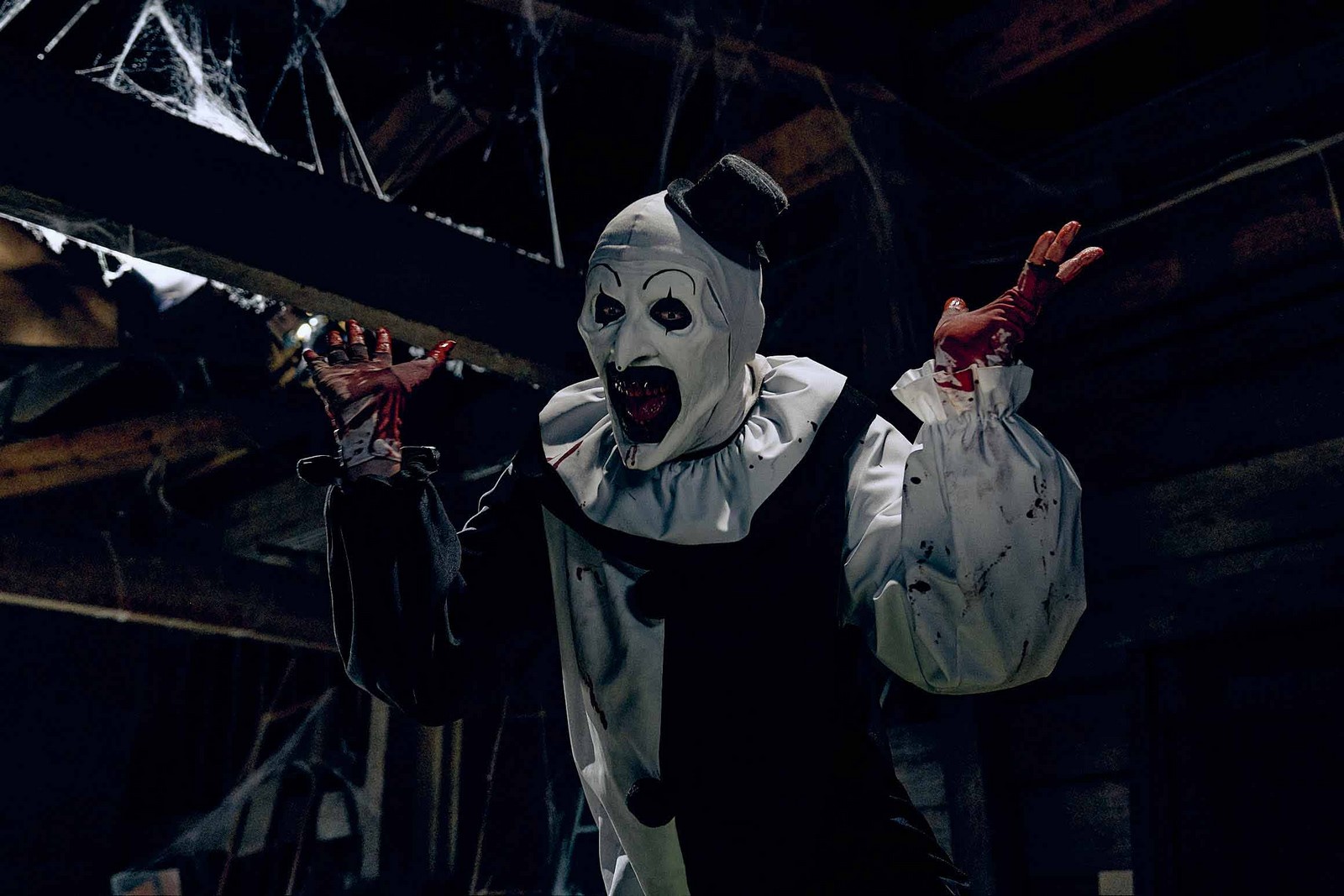 Recensione e tutto quello che c'è da sapere sul film horror Terrifier 3 di Damien Leone con Lauren LaVera e David Howard Thornton come Art il Clown - Al cinema con Midnight Factory