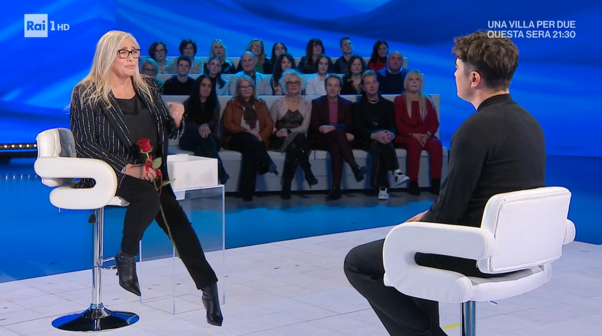 Mara Venier a Riccardo Scamarcio: “Quando andate dalle altre parti, raccontate tutto. Qui non raccontate niente!”. Frecciatina a Belve?
