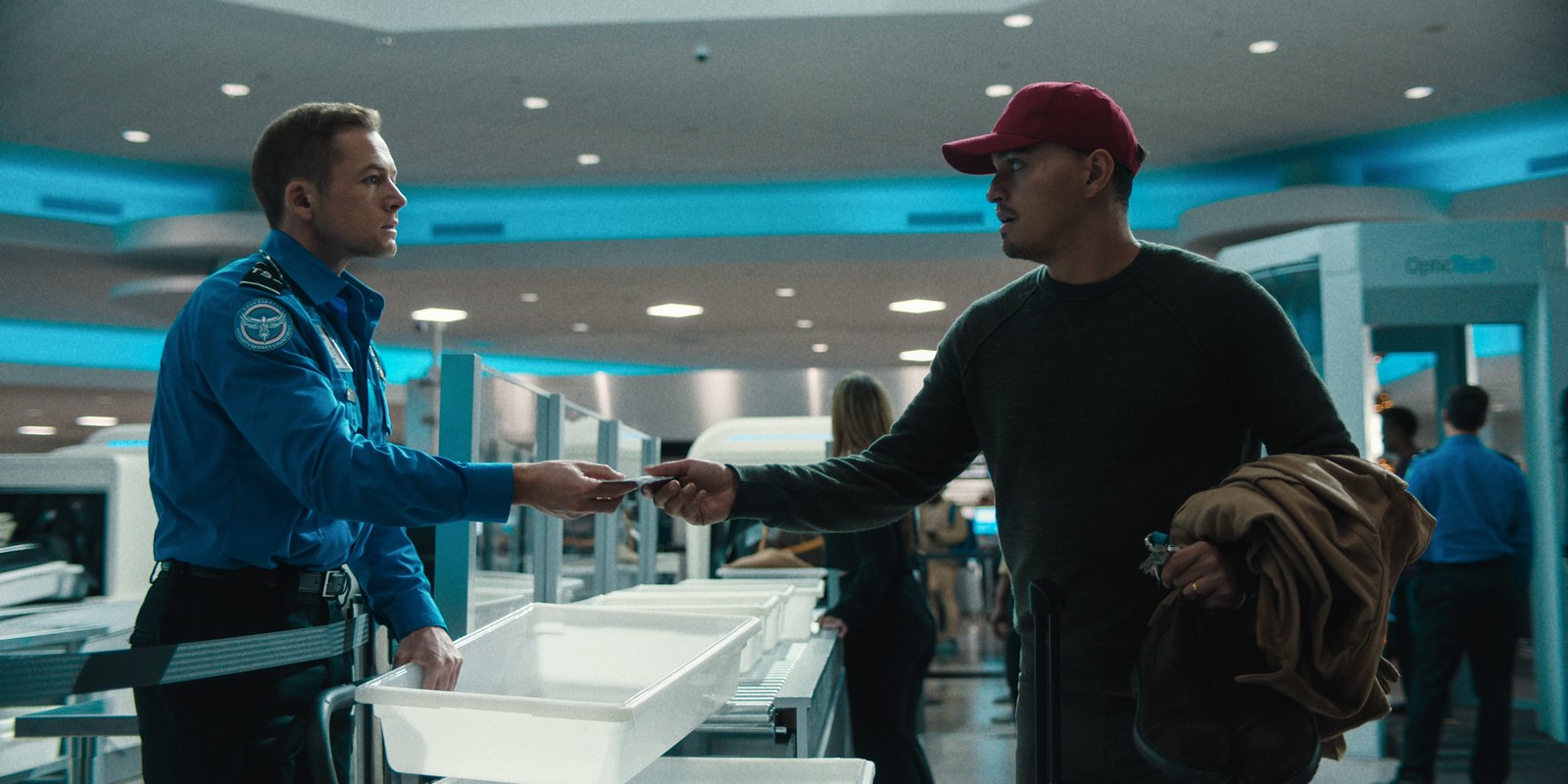 Recensione e tutto quello che c'è da sapere sul film d'azione Netflix di Jaume Collet-Serra con Taron Egerton, Patrick Bateman, Sofia Carson, Danielle Deadwyler, Theo RossI, Logan Marshall-Green, Dean Norris.