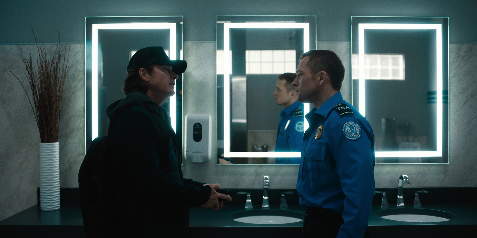 Recensione e tutto quello che c'è da sapere sul film d'azione Netflix di Jaume Collet-Serra con Taron Egerton, Patrick Bateman, Sofia Carson, Danielle Deadwyler, Theo RossI, Logan Marshall-Green, Dean Norris.