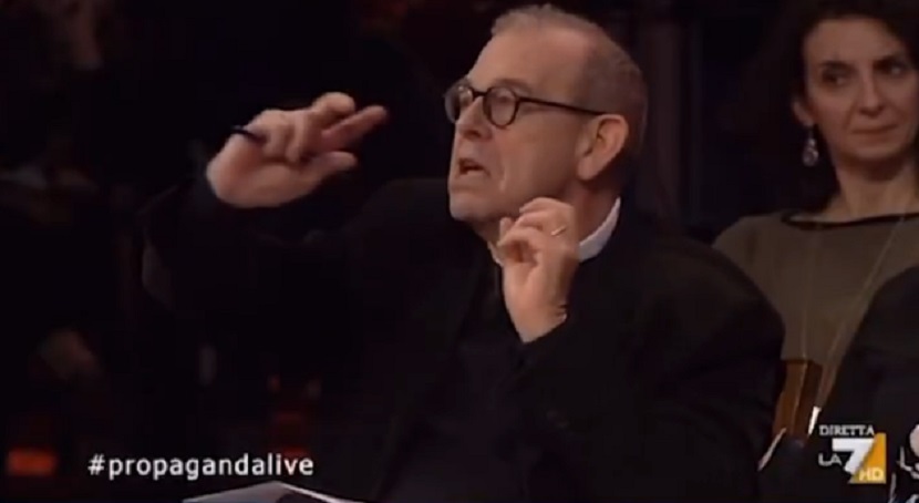 Propaganda Live, la battuta di Filippo Ceccarelli: “Atreju, Atreju, Atro*a”. Fratelli d’Italia insorge