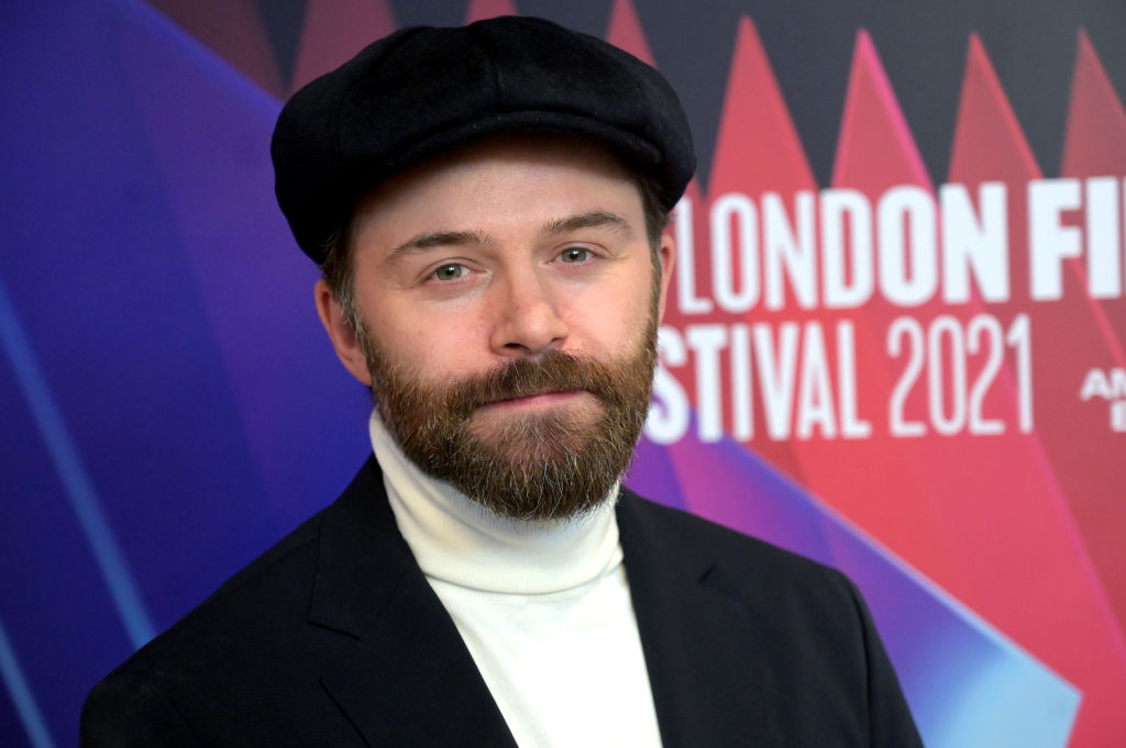 Netflix conferma "Enola Holmes 3" con il regista Philip Barantini, il ritorno di Millie Bobby Brown e una intrigante svolta dark del franchise basato sui libri per ragazzi di Nancy Springer.
