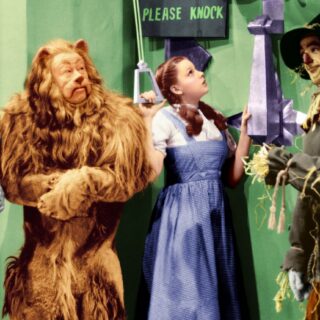 Le iconiche "Ruby Slippers" indossate da Judy Garland nel film Il mago di Oz del 1939, rubate e poi recuperate dall'FBI, sono state battute all'asta per l'esorbitante somma di 28 milioni di dollari.