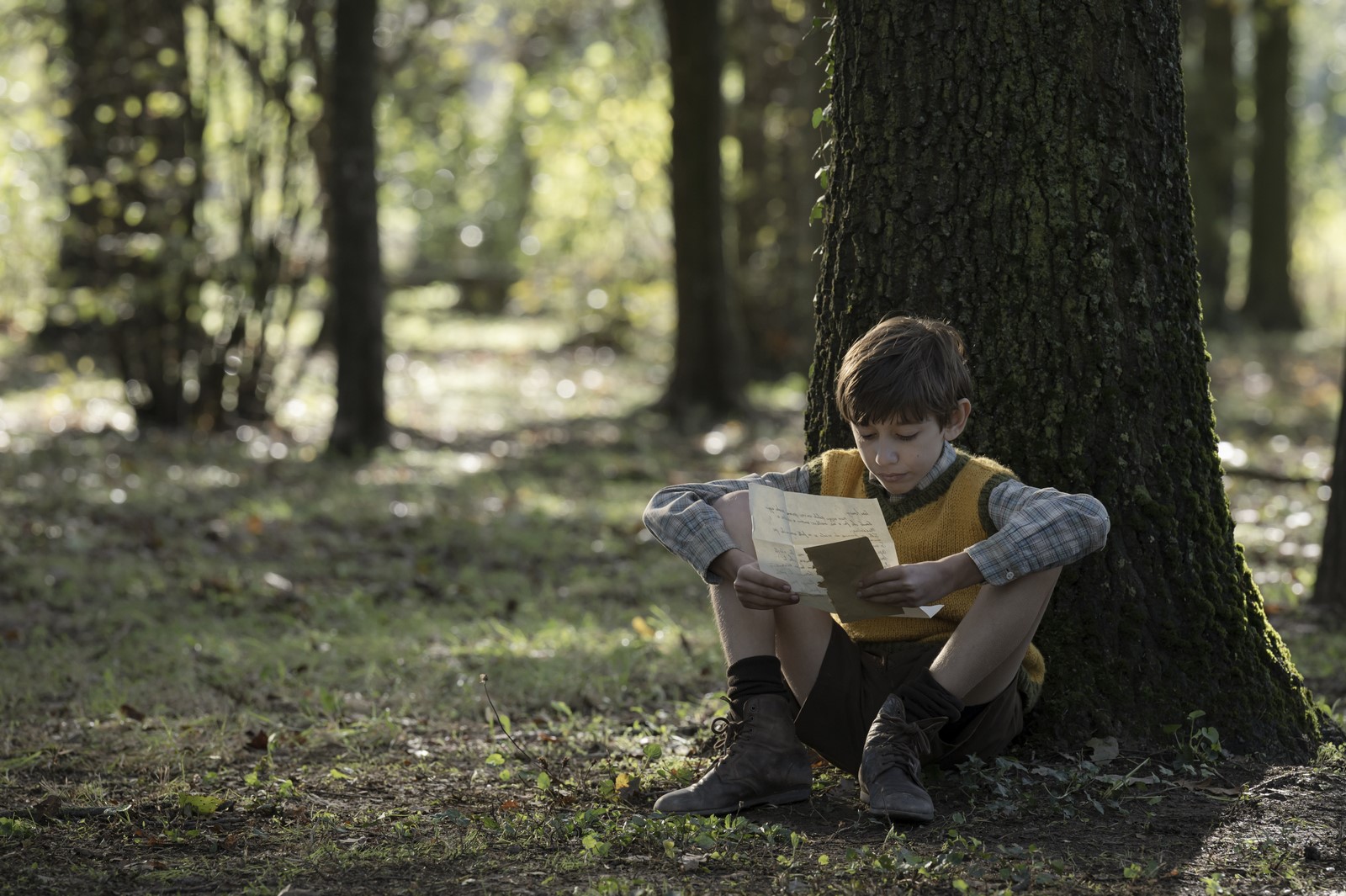 Recensione, colonna sonora e tutto quello che c'è da sapere su "Il treno dei bambini", il dramma di Francesca Comencini con Stefano Accorsi, Serena Rossi, Barbara Ronchi e Christian Cervone.