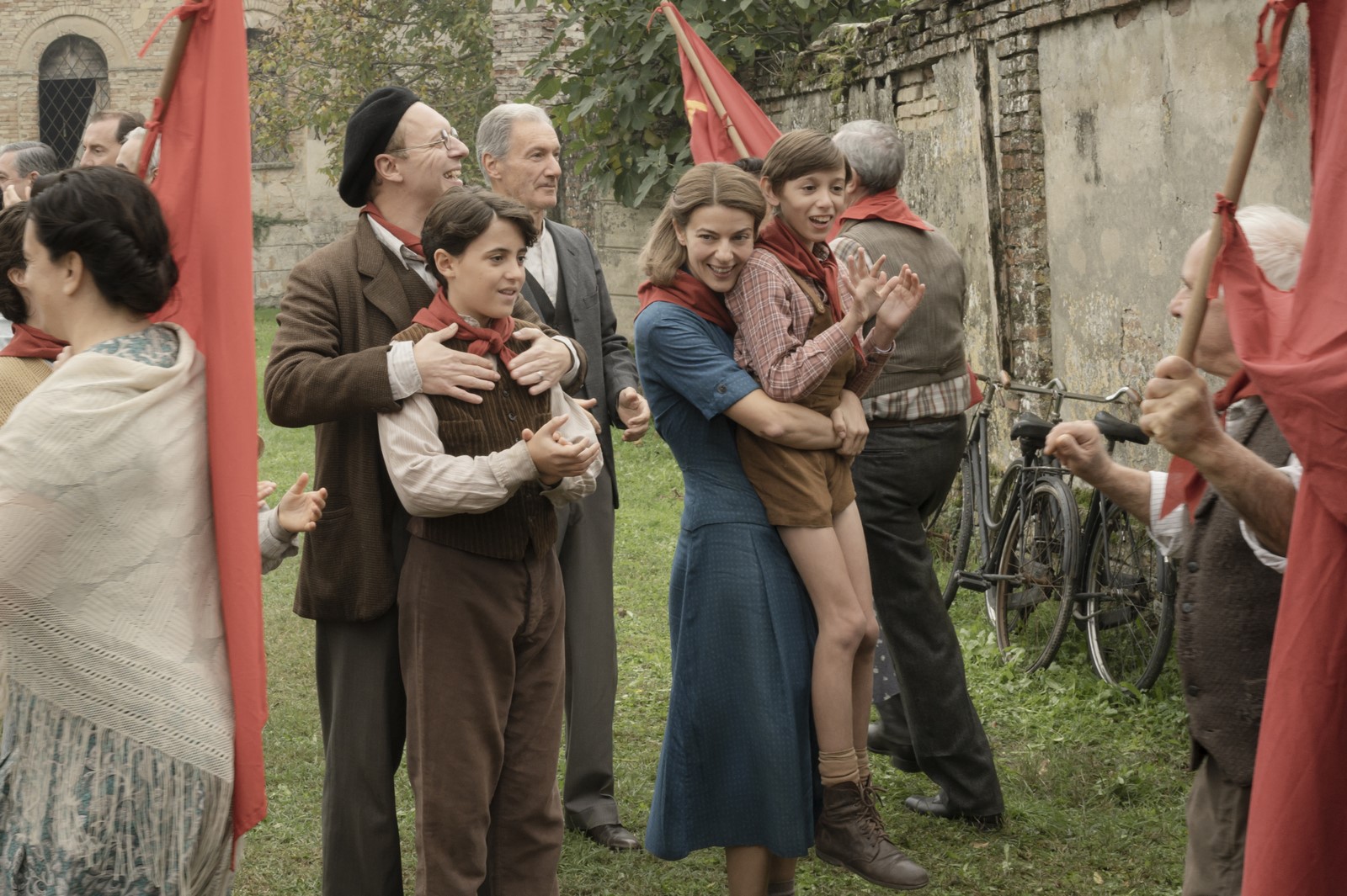 Recensione, colonna sonora e tutto quello che c'è da sapere su "Il treno dei bambini", il dramma di Francesca Comencini con Stefano Accorsi, Serena Rossi, Barbara Ronchi e Christian Cervone.