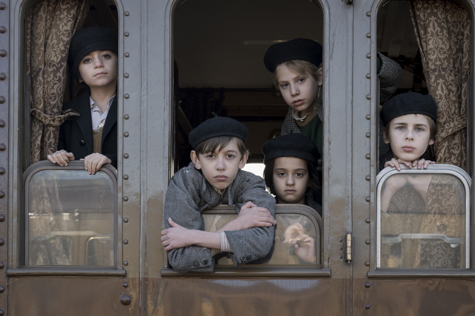 Recensione, colonna sonora e tutto quello che c'è da sapere su "Il treno dei bambini", il dramma di Francesca Comencini con Stefano Accorsi, Serena Rossi, Barbara Ronchi e Christian Cervone.
