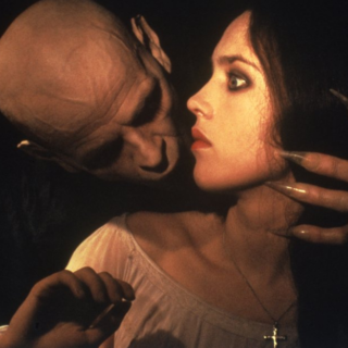Recensione, colonna sonora e tutto quello che c'è da sapere sul "Nosferatu" di Werner Herzog uscito nel 1979 e interpretato da Klaus Kinski, Isabelle Adjani e Bruno Ganz.