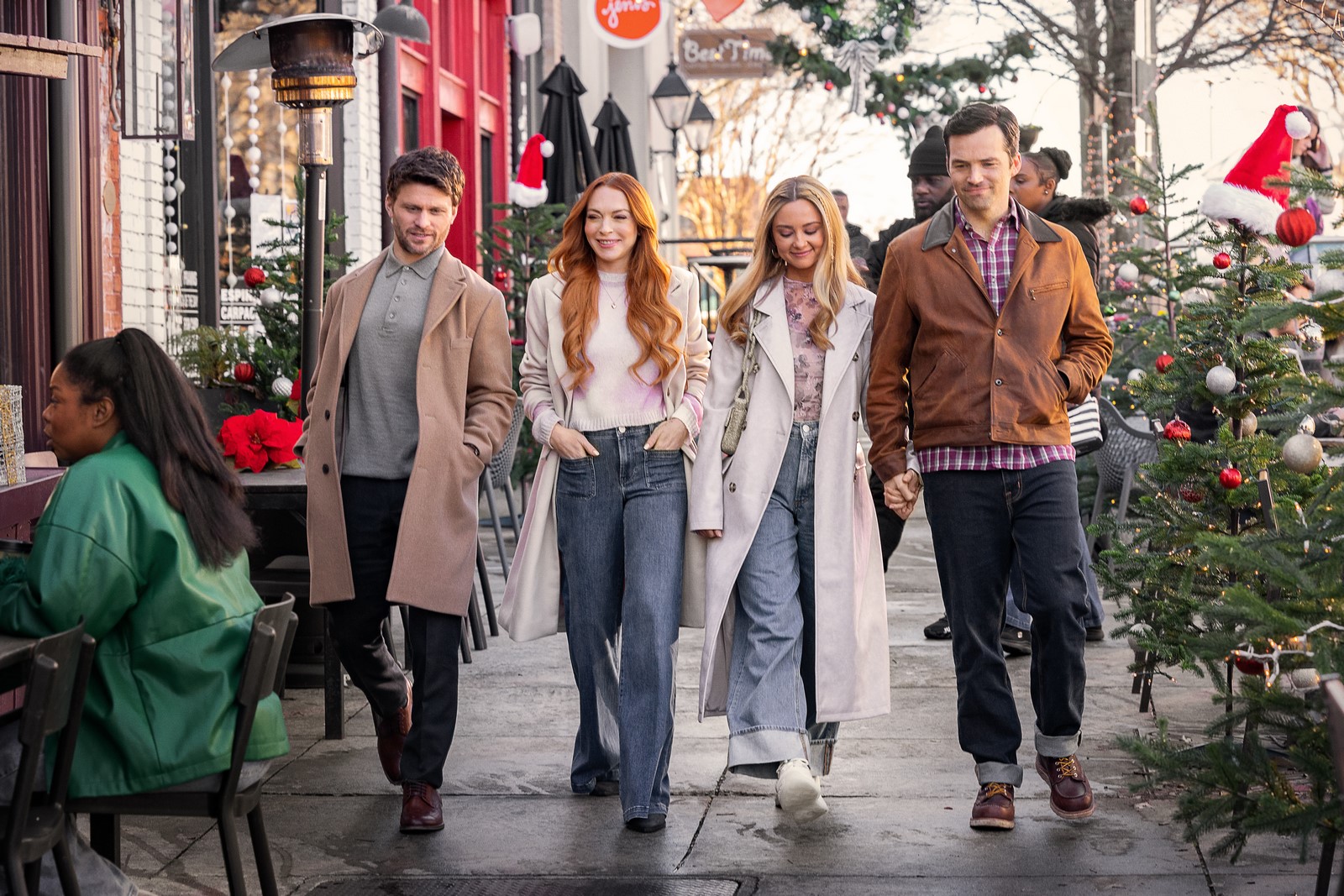 Recensione e tutto quello che c'è da sapere su Our Little Secret di Stephen Herek, commedia natalizia di Netflix con Lindsay Lohan, Ian Harding, Kristin Chenoweth, Jon Rudnitsky, Tim Meadows e Judy Reyes.