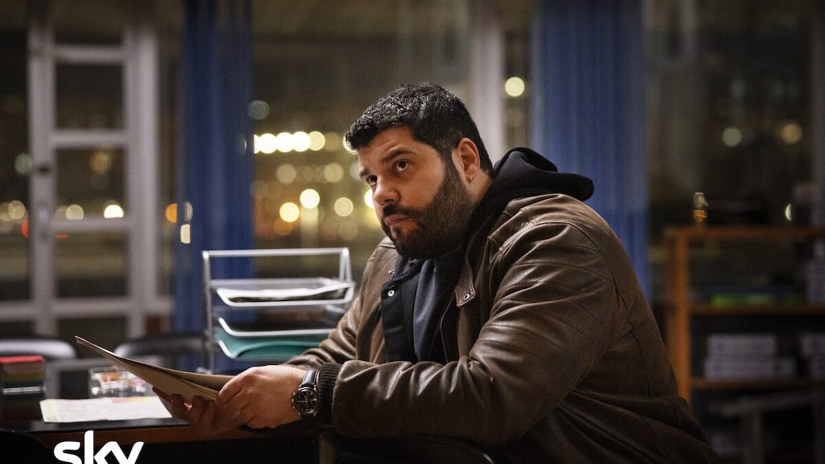Piedone – Uno sbirro a Napoli, recensione: il “what if” di Gomorra che guarda a un pubblico più vasto