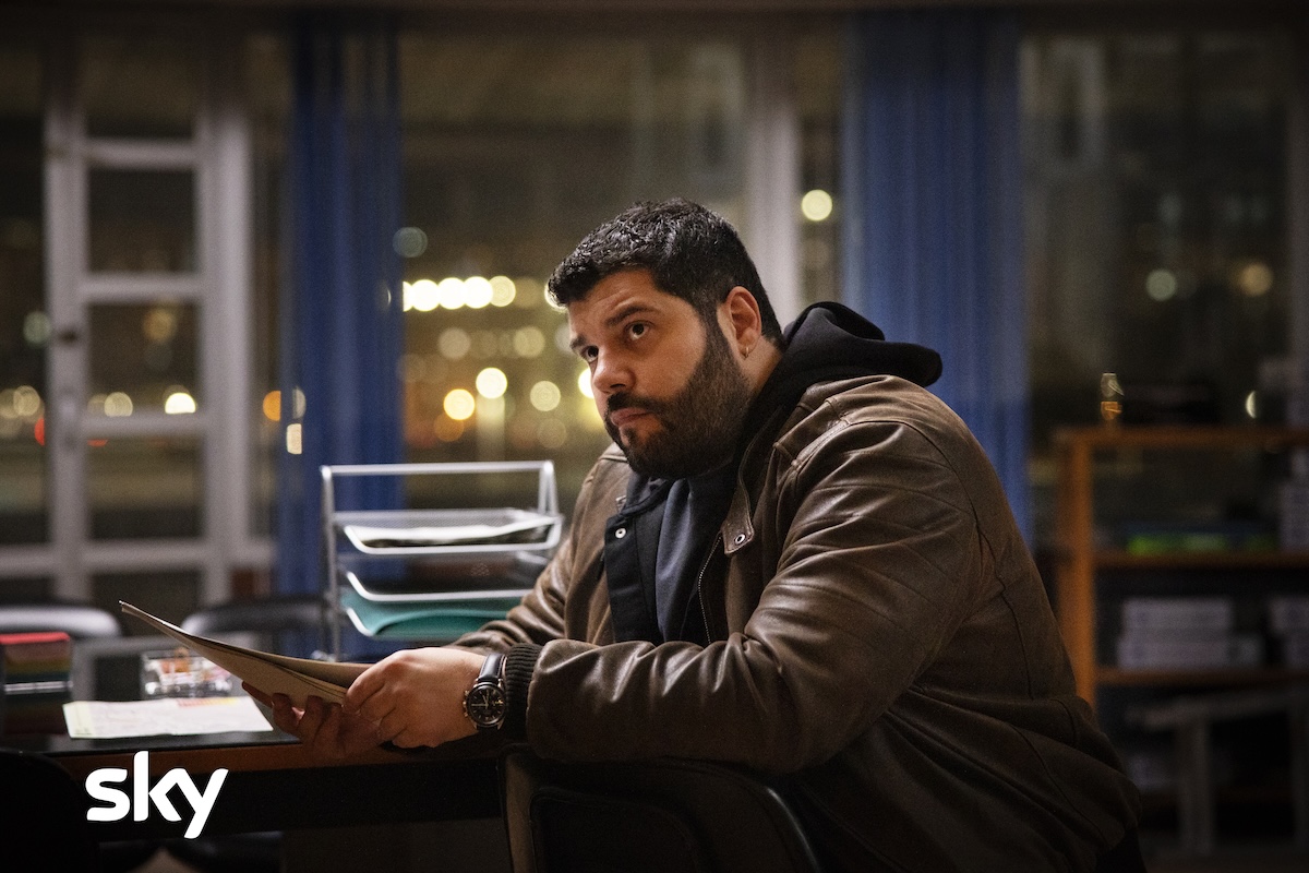 Piedone – Uno sbirro a Napoli, recensione: il “what if” di Gomorra che guarda a un pubblico più vasto