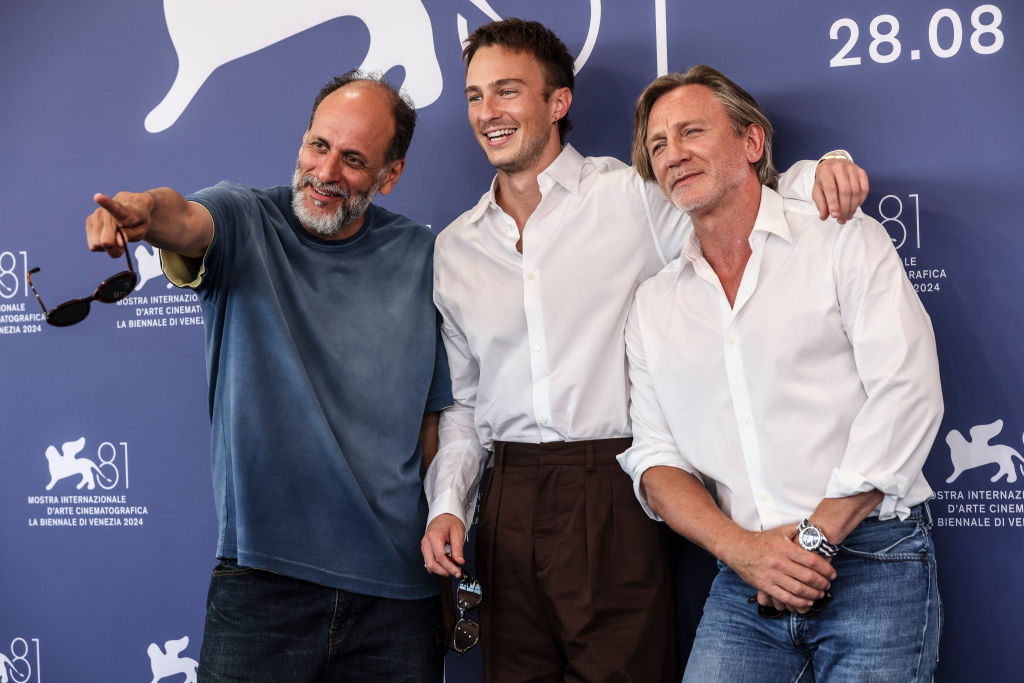Nuovo trailer, poster e tutto quello che c'è da sapere su "Queer" di Luca Guadagnino, il film biografico dal romanzo di William S. Burroughs con Daniel Craig e Drew Starkey - Al cinema con Lucky Red