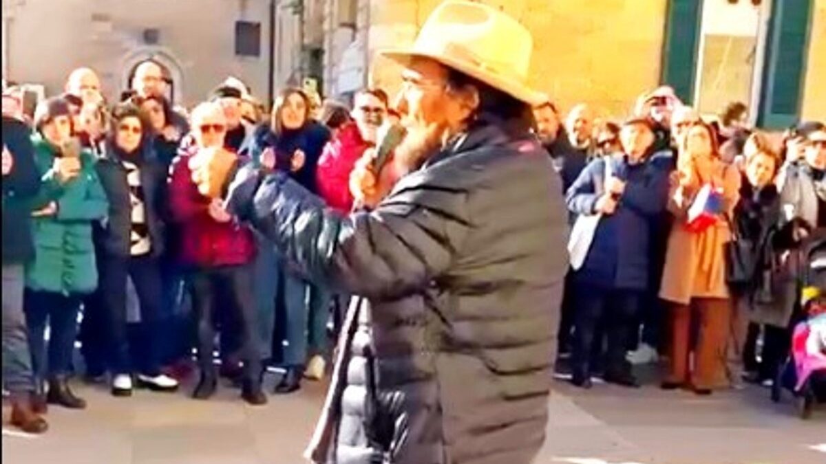 Dalla strada al palco e l’esibizione da artista di strada di Albano