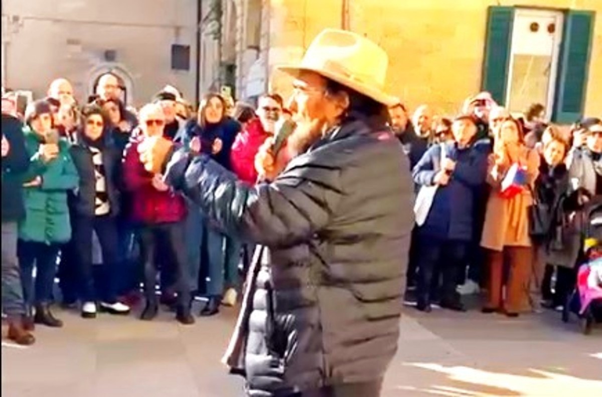 Dalla strada al palco e l’esibizione da artista di strada di Albano