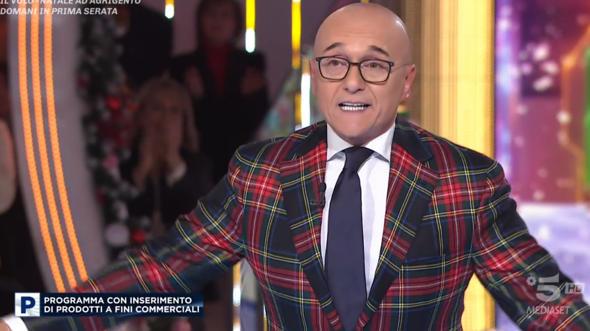 Grande Fratello 2024, puntata 23 dicembre: l’amore (clamoroso!?) finito tra Shaila e Lorenzo, il ritorno della Signora Luisa
