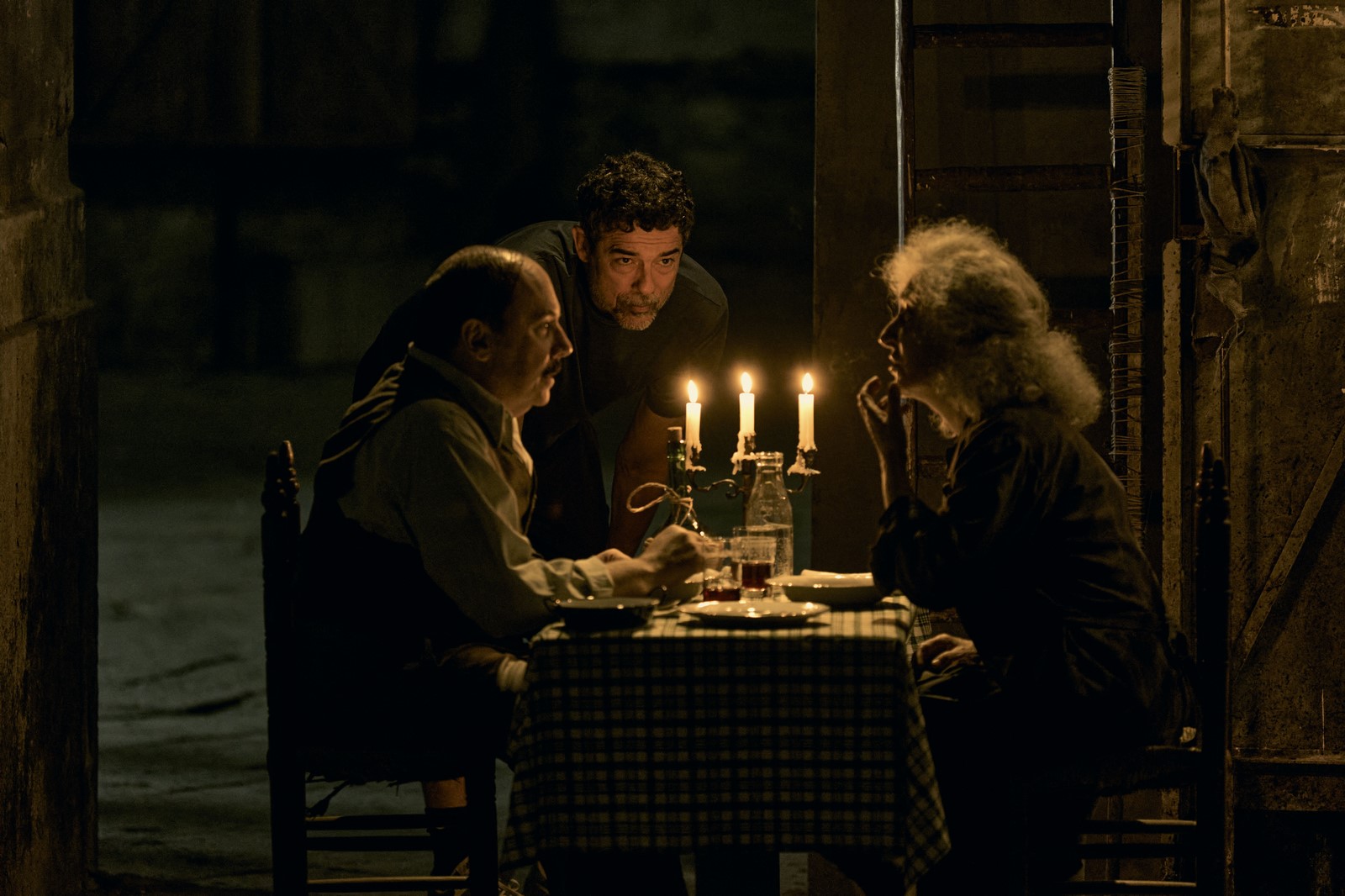 Stasera in TV su Rai Uno Questi fantasmi!, nuovo adattamento di Alessandro Gassman della commedia di di Eduardo De Filippo con Massimiliano Gallo, Anna Foglietta, Maurizio Casagrande e Tony Laudadio
