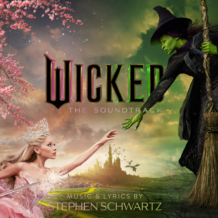 Recensione e tutto quello che c'è da sapere su Wicked di Jon M. Chu, film basato sul musical di Broadway, ambientato nel mondo di Oz e interpretato da Ariana Grande, Cynthia Erivo, Michelle Yeoh e Jeff Goldblum.